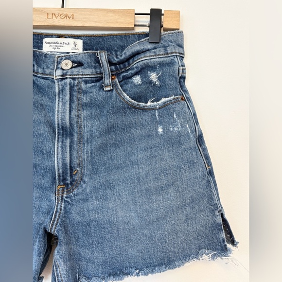 Abercrombie & Fitch the 4” mom high rise shorts , sz 4 - Picture 4 of 5